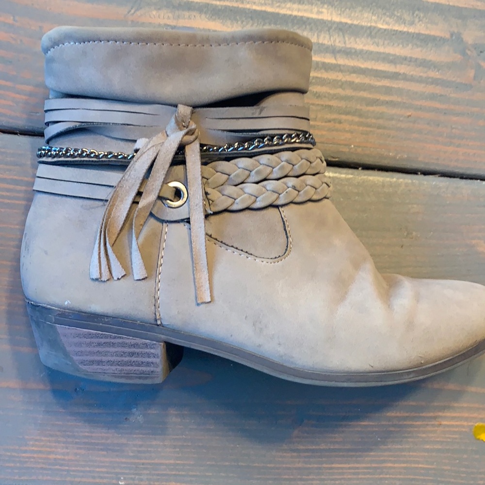 Grey boots size 3 youth